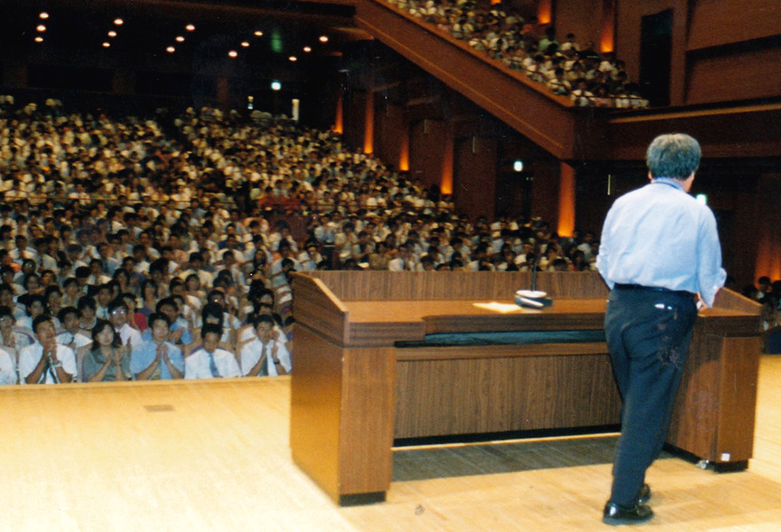 Mr. Mukoyama gave a lecture on the mission of TOSS to an audience of over 1300 attendees (Tokyo, Japan, 2002).
