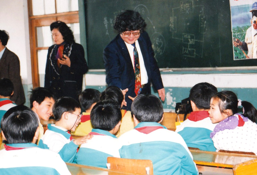 Mr. Mukoyama's lessons had a significant impact on environmental education in the Shanghai area (Shanghai, China, 1995).